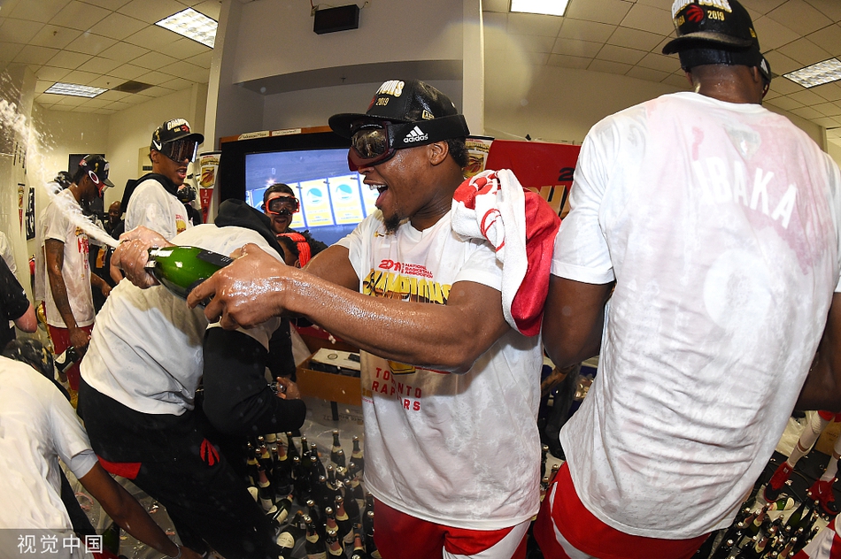 猛龙夺冠后更衣室狂欢！香槟飞舞酒瓶成山，莱昂纳德笑开花了