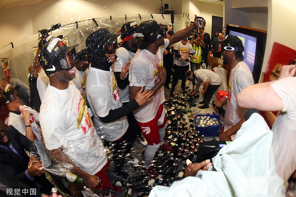 猛龙夺冠后更衣室狂欢！香槟飞舞酒瓶成山，莱昂纳德笑开花了