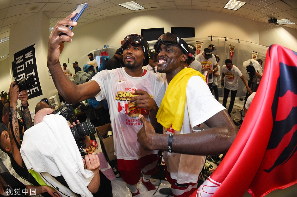 猛龙夺冠后更衣室狂欢！香槟飞舞酒瓶成山，莱昂纳德笑开花了