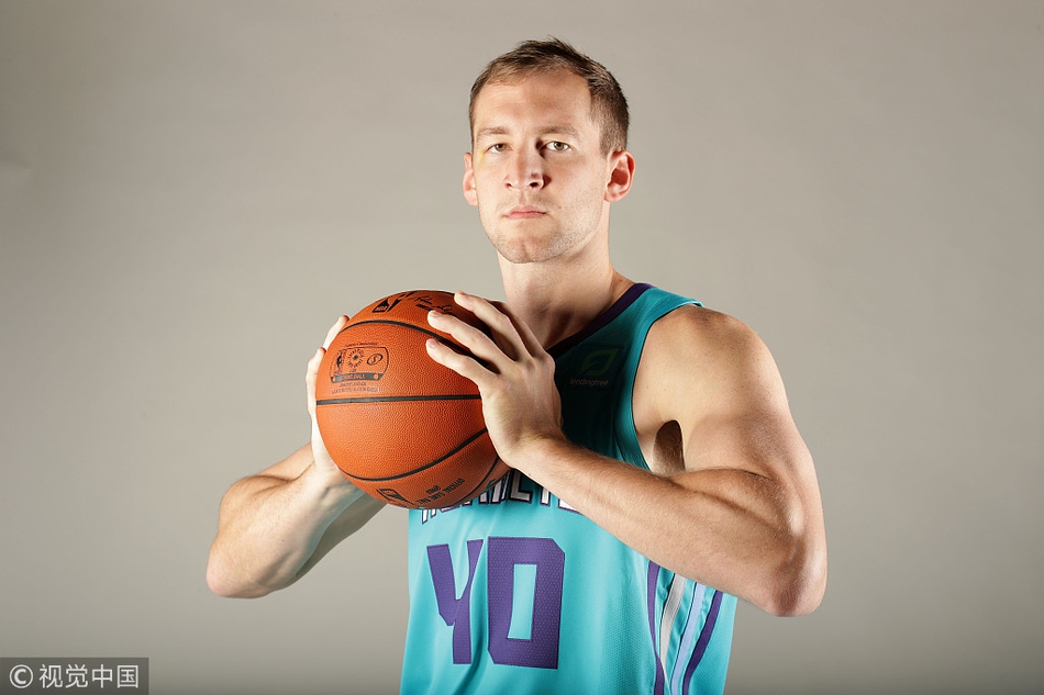 在今天这个场合，帕克穿着不是马刺的球衣公开亮相了