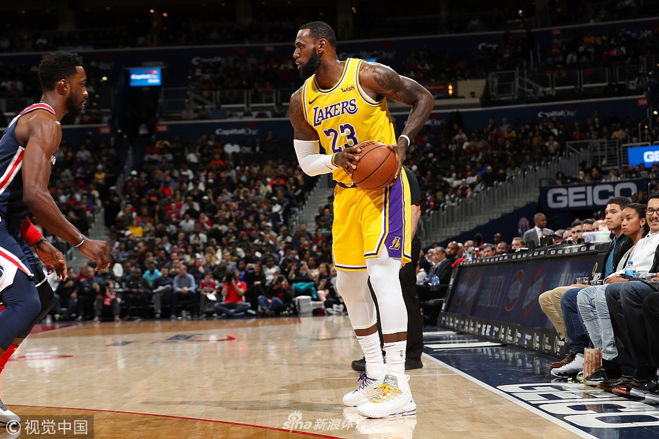 詹姆斯外线持球