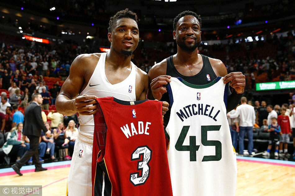 韦德与米切尔交换球衣