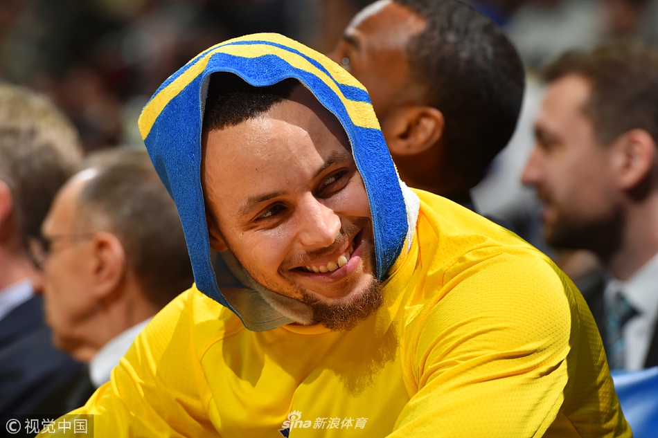 库里替补席露笑容