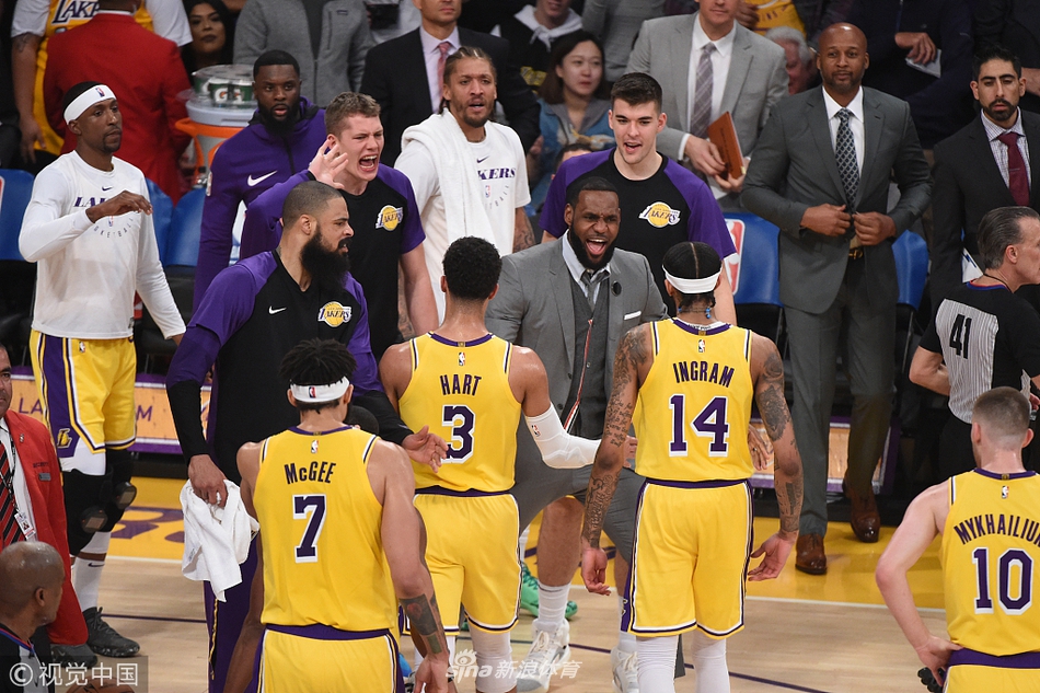 詹姆斯为湖人众将打气