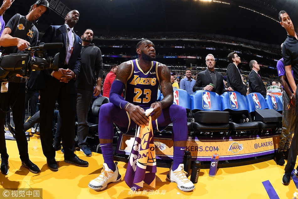 詹姆斯在替补席