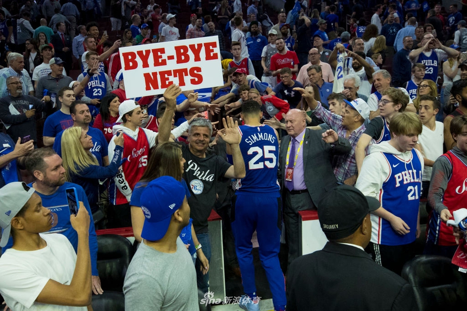 西蒙斯与球迷狂欢