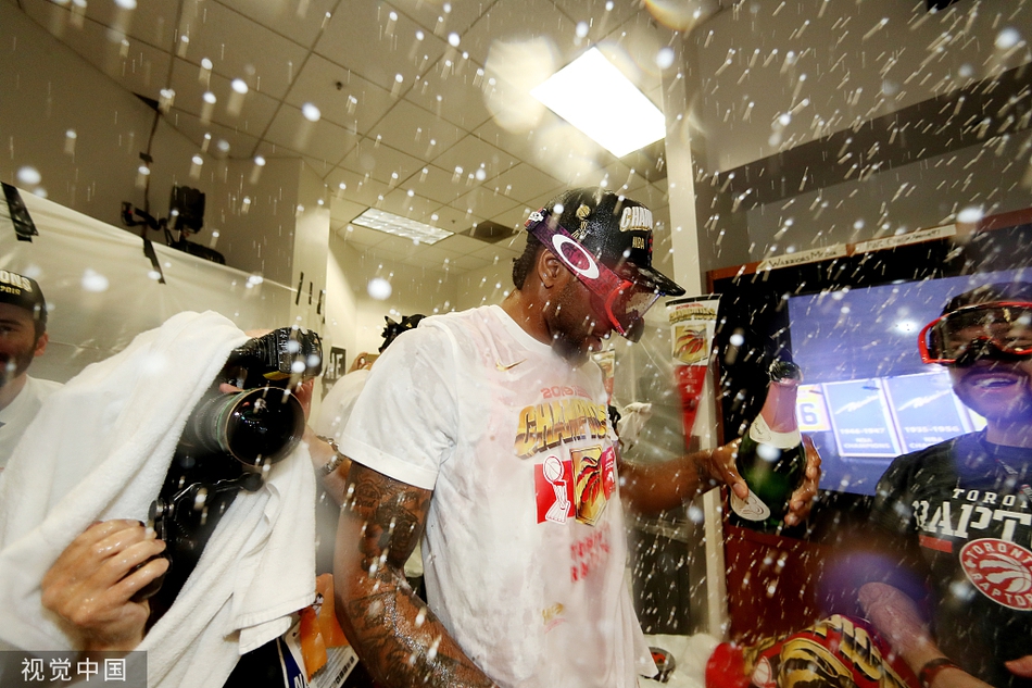 猛龙夺冠后更衣室狂欢！香槟飞舞酒瓶成山，莱昂纳德笑开花了