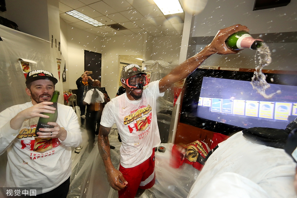 猛龙夺冠后更衣室狂欢！香槟飞舞酒瓶成山，莱昂纳德笑开花了