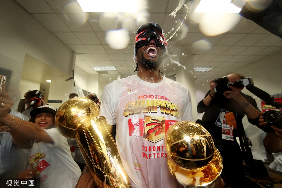 猛龙夺冠后更衣室狂欢！香槟飞舞酒瓶成山，莱昂纳德笑开花了