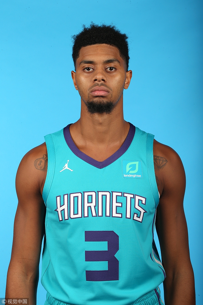 在今天这个场合，帕克穿着不是马刺的球衣公开亮相了