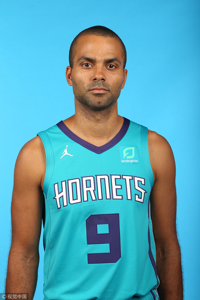 在今天这个场合，帕克穿着不是马刺的球衣公开亮相了