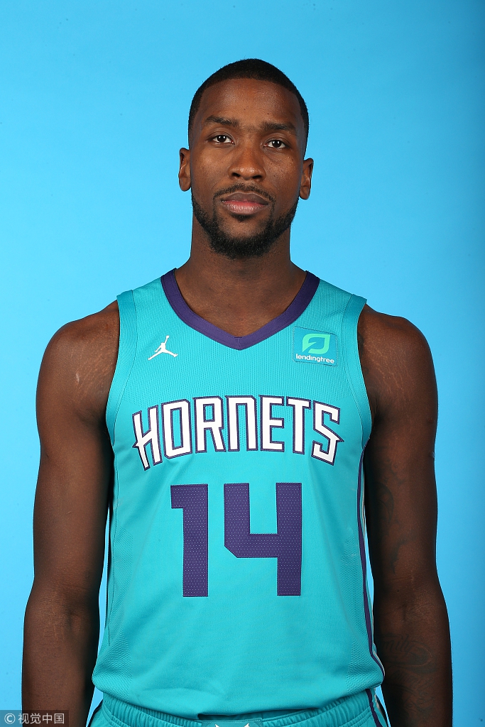 在今天这个场合，帕克穿着不是马刺的球衣公开亮相了