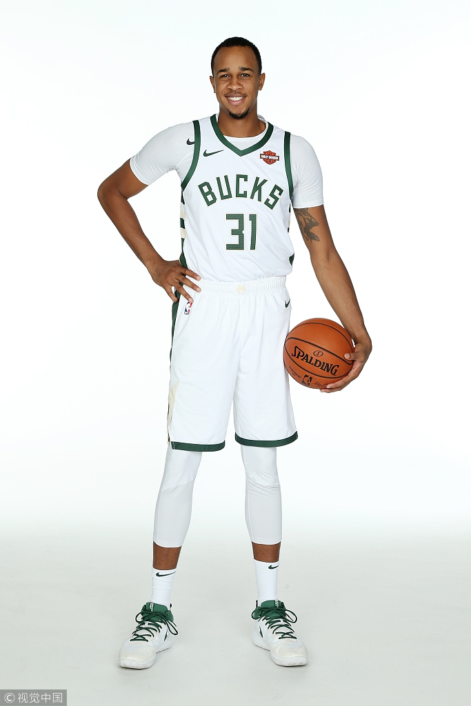 雄鹿新赛季定妆照:字母哥一个动作让格里芬看着很难过