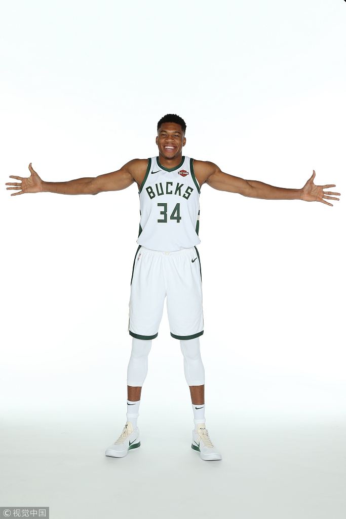 雄鹿新赛季定妆照字母哥一个动作让格里芬看着很难过