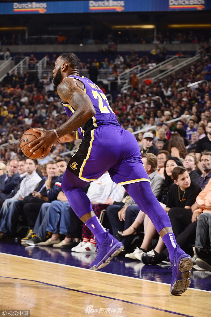 詹姆斯带球背影