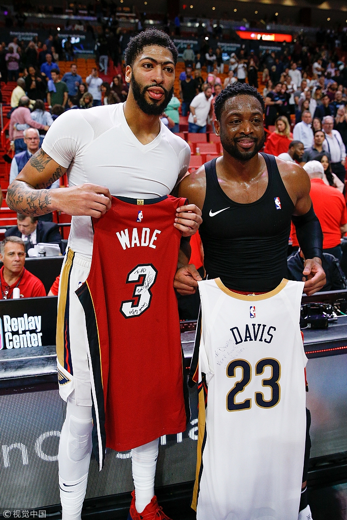 韦德与浓眉哥交换球衣
