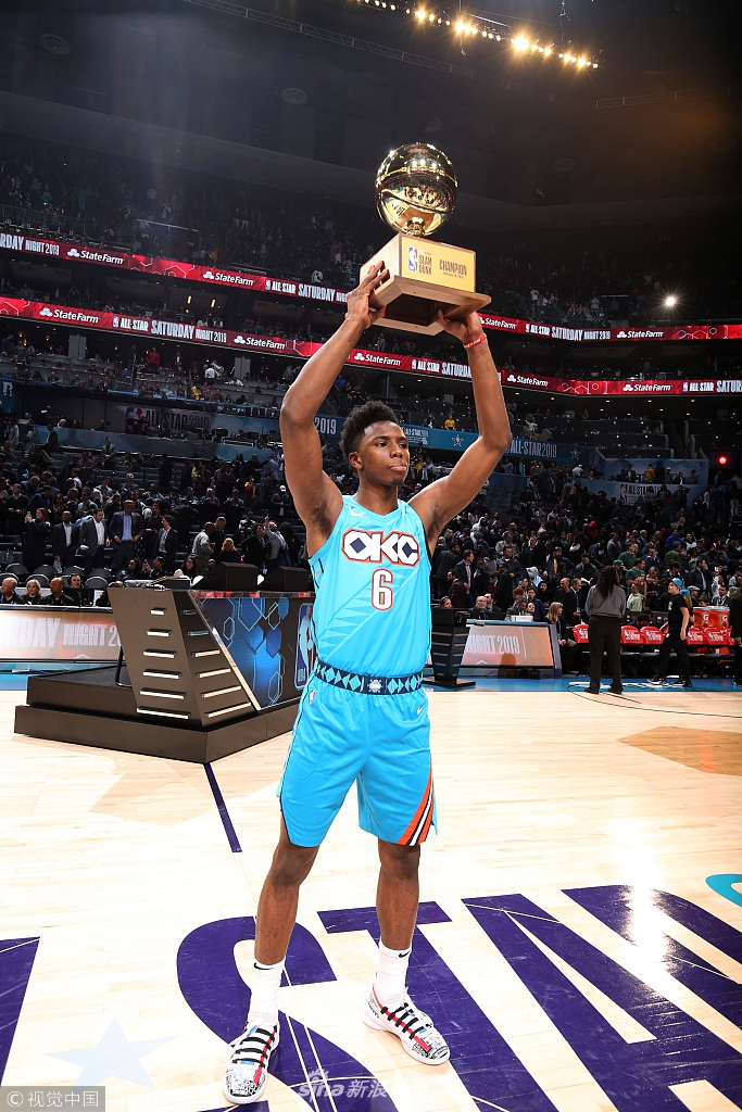 迪亚洛高举奖杯