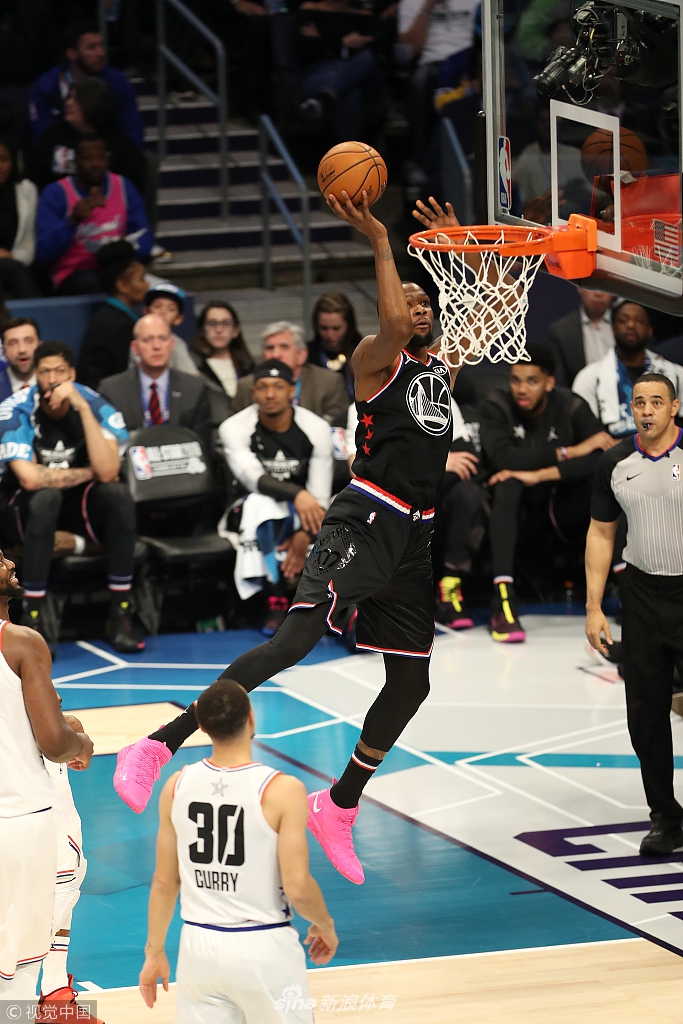 杜兰特攻击篮筐