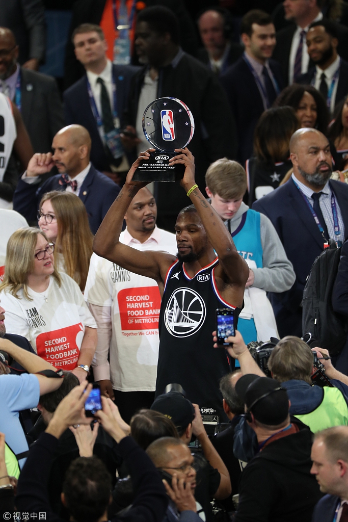 杜兰特高举奖杯