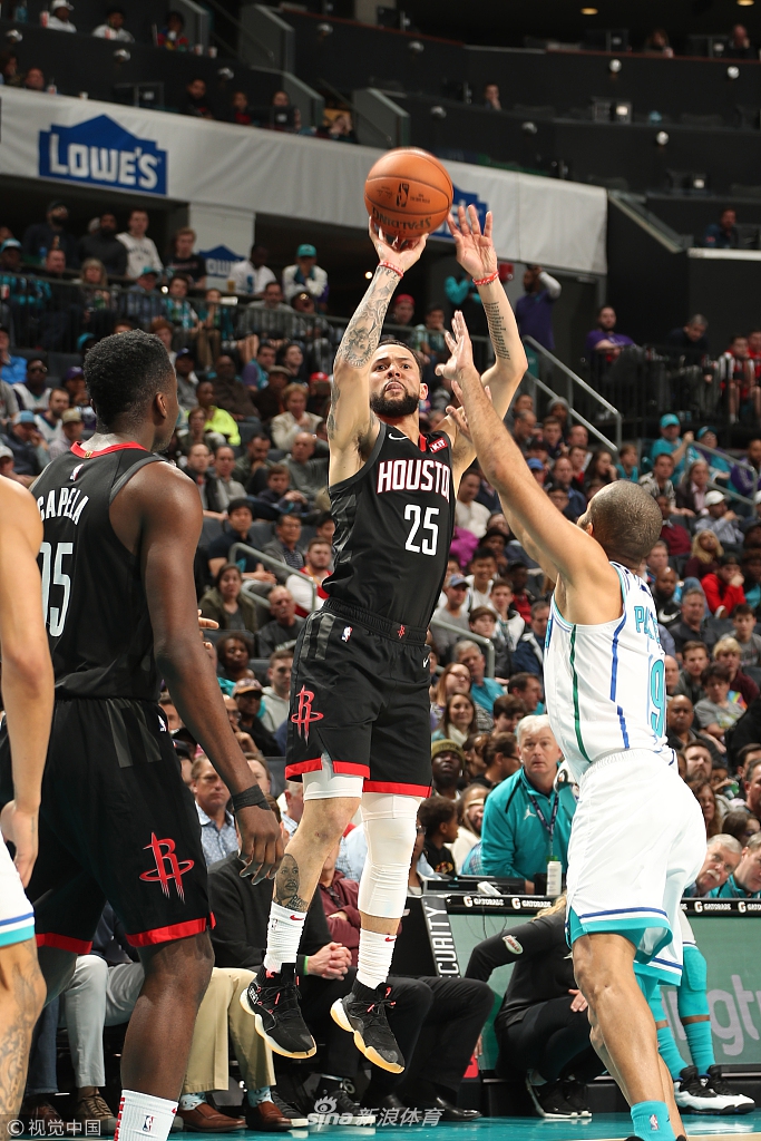 小里弗斯三分出手