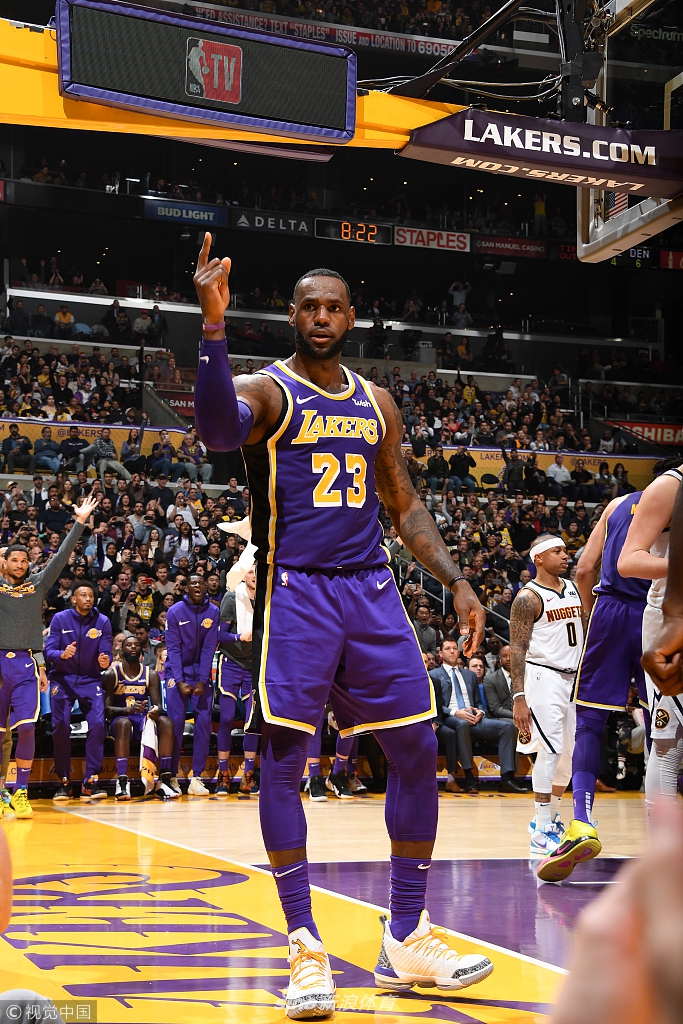 詹姆斯单手指天