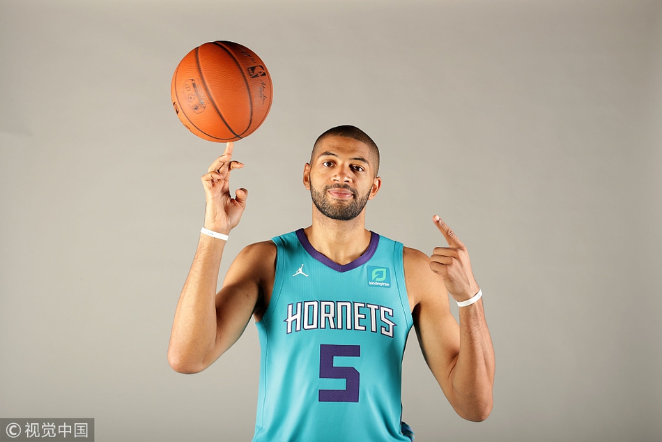 在今天这个场合，帕克穿着不是马刺的球衣公开亮相了