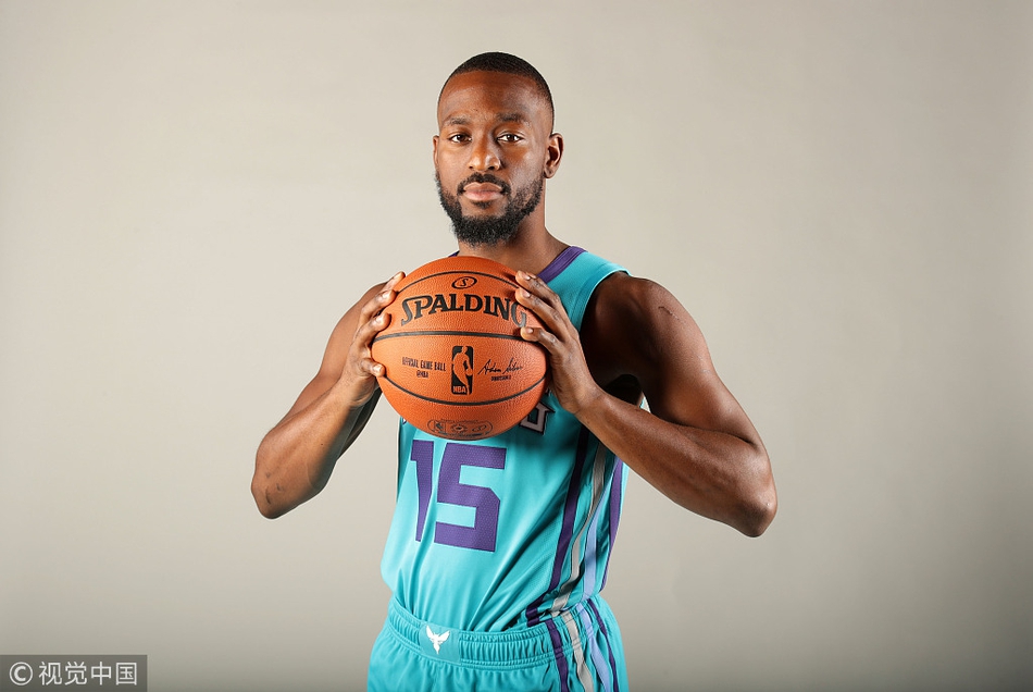 在今天这个场合，帕克穿着不是马刺的球衣公开亮相了