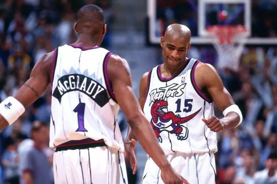 麦蒂卡特在猛龙时的老照片！留下他俩，进总决赛何需等24年
