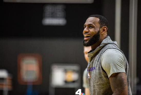 泪奔！詹姆斯终于要复出了！一个月来他首次赛前训练