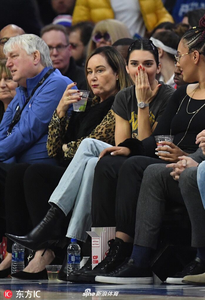 詹娜在斯台普斯中心为男友助威！这里也是她的主场