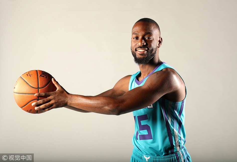 在今天这个场合，帕克穿着不是马刺的球衣公开亮相了