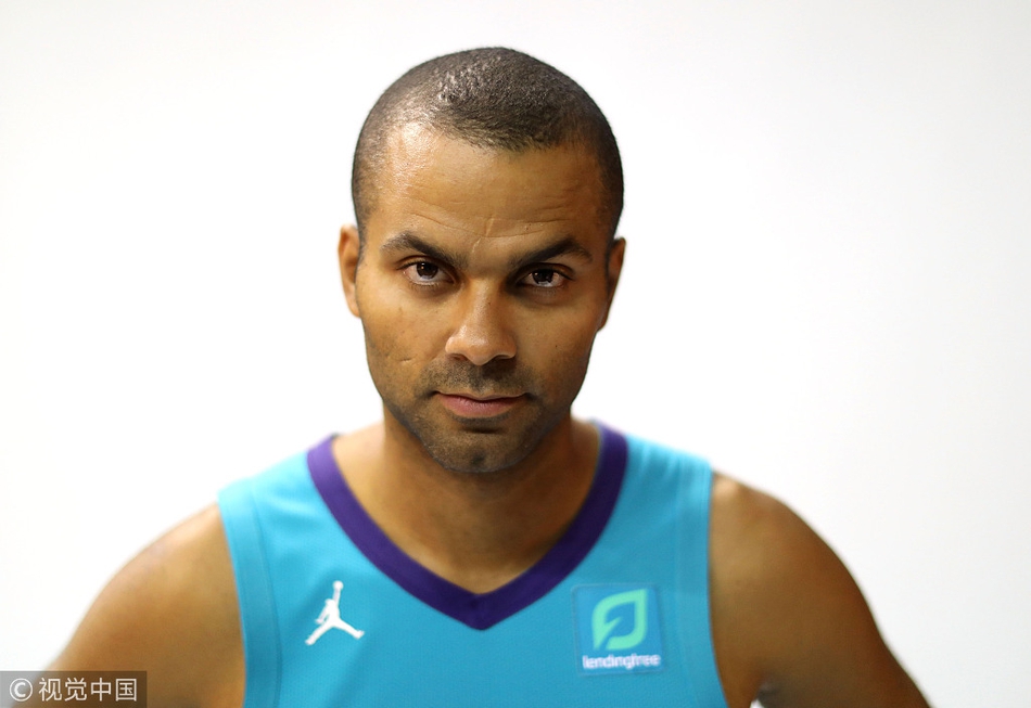 在今天这个场合，帕克穿着不是马刺的球衣公开亮相了