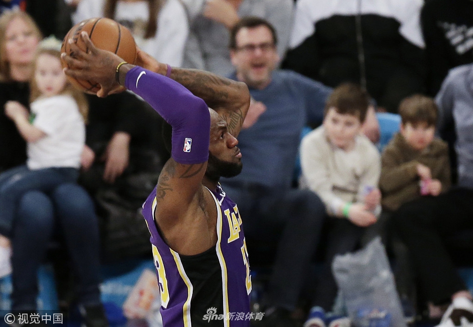 詹姆斯双手灌篮