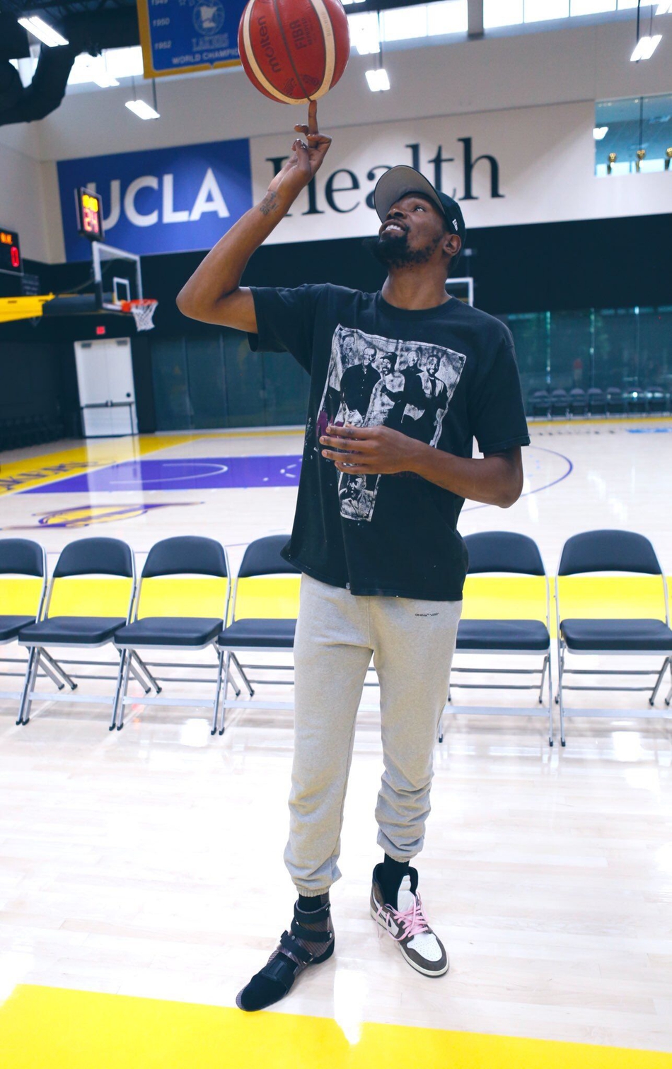 杜兰特探班美国男篮训练营，与波波相谈甚欢，拐杖已被他抛弃