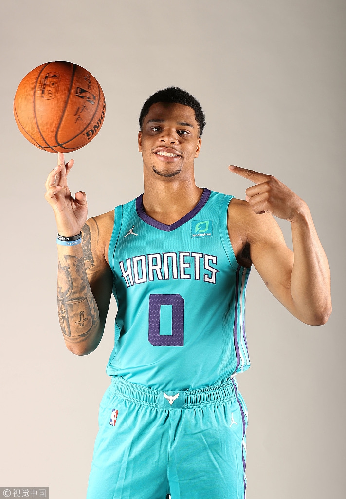 在今天这个场合，帕克穿着不是马刺的球衣公开亮相了