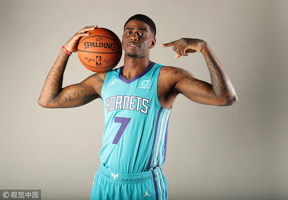 在今天这个场合，帕克穿着不是马刺的球衣公开亮相了