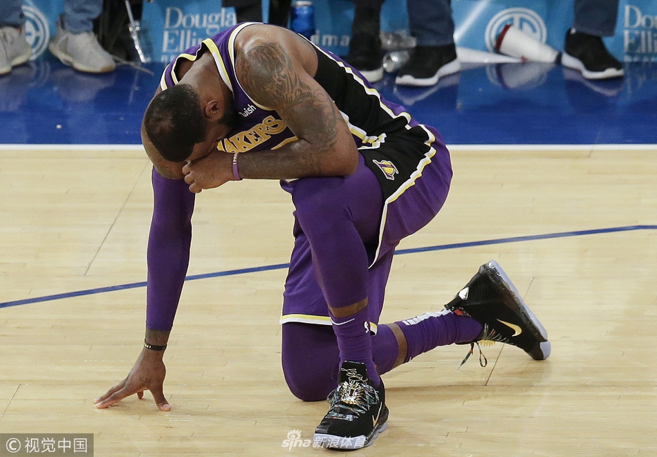 詹姆斯单膝跪地