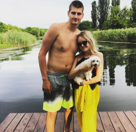 大帝半裸秀肌肉！哈登看了会沉默，约基奇默默点赞