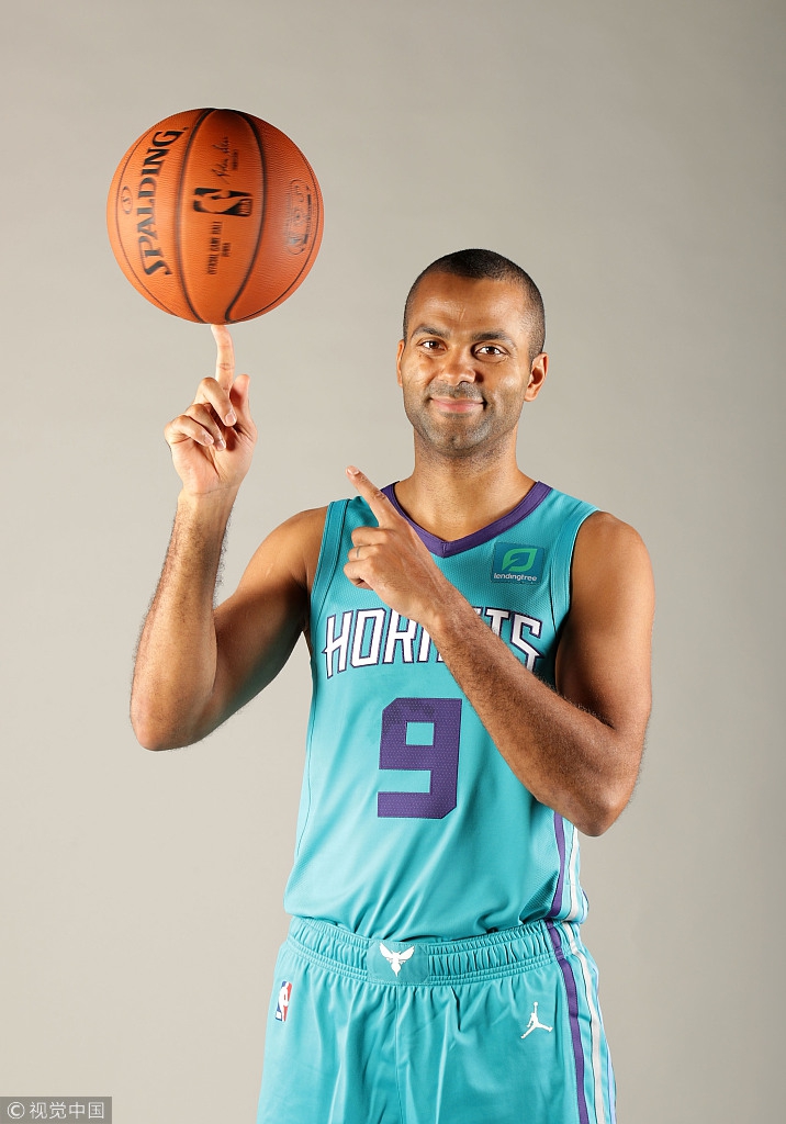 在今天这个场合，帕克穿着不是马刺的球衣公开亮相了