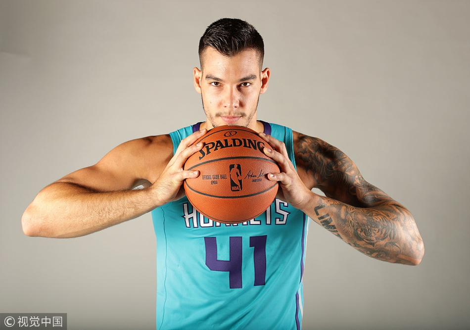 在今天这个场合，帕克穿着不是马刺的球衣公开亮相了