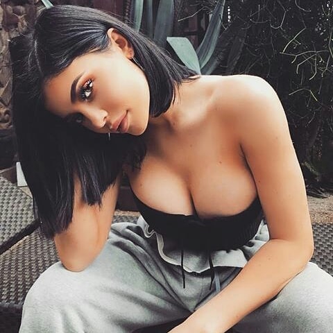 人美身材好能赚钱!收入是詹皇2倍的卡戴珊小妹