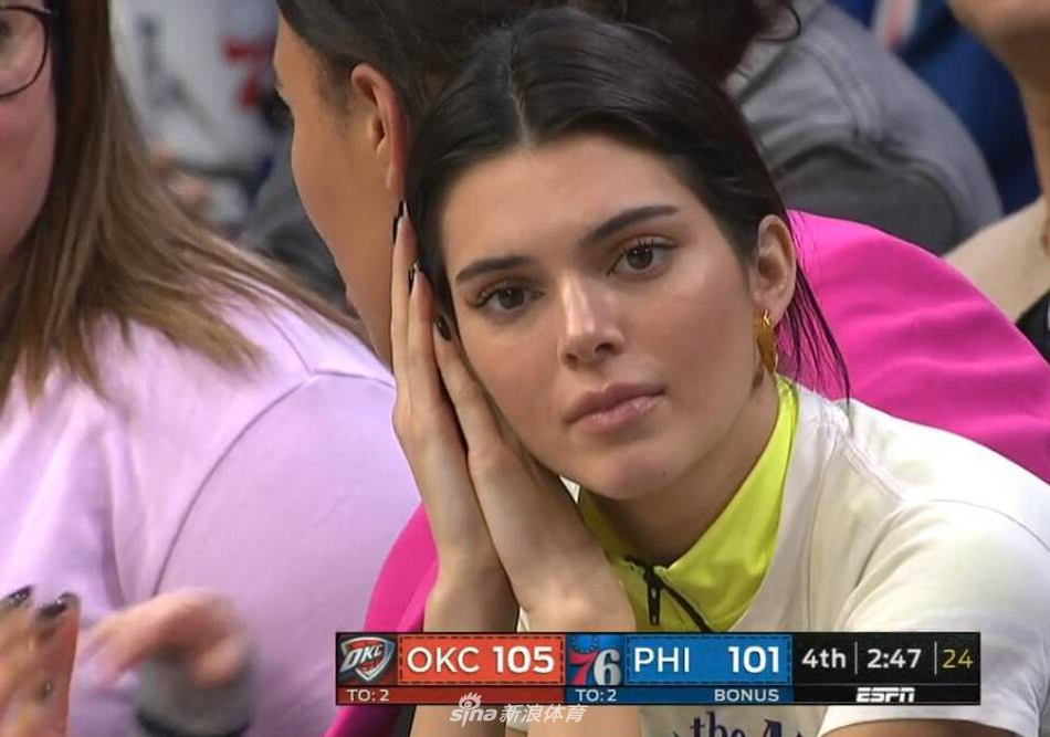 詹娜在斯台普斯中心为男友助威！这里也是她的主场