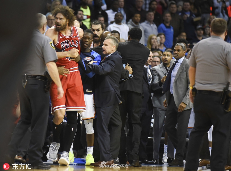 雷霆公牛爆10人冲突！威少参战最终4人吃T