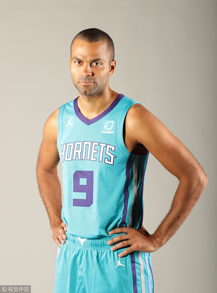 在今天这个场合，帕克穿着不是马刺的球衣公开亮相了