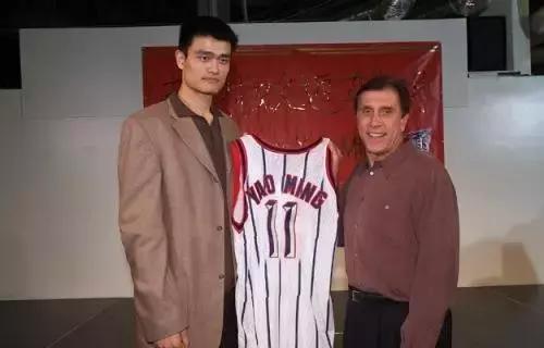 姚明与汤姆贾诺维奇