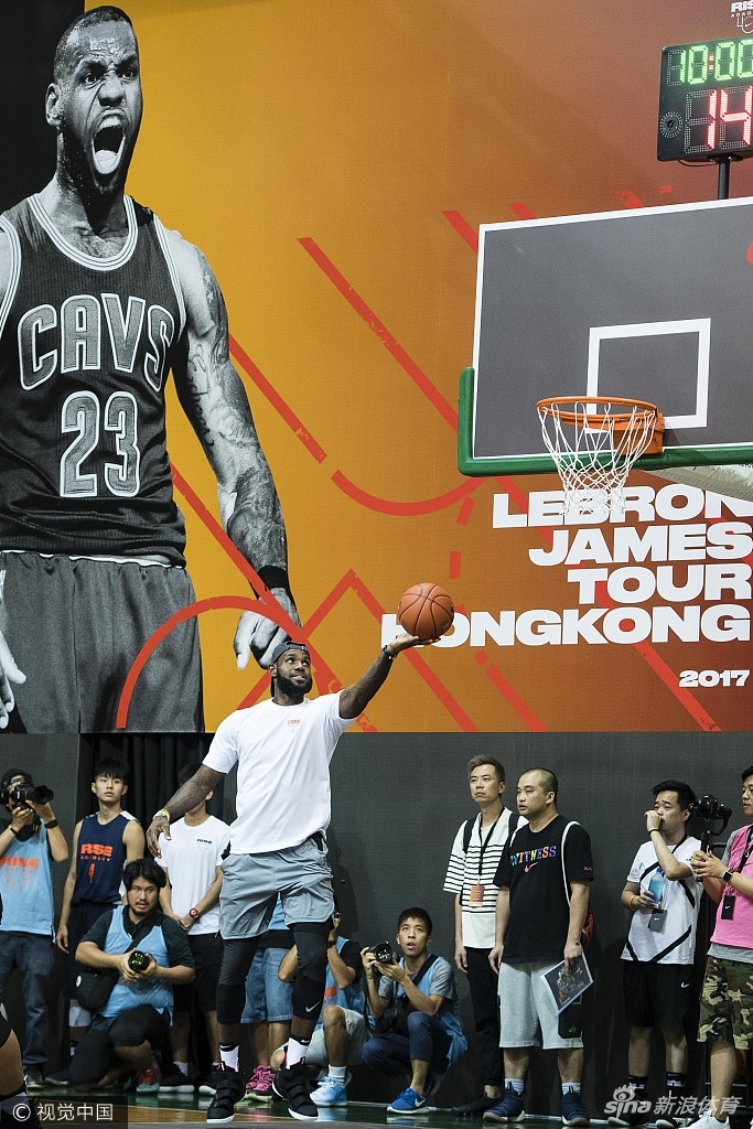 詹姆斯中国行香港站:赤膊上阵秀肌肉 送签名鞋