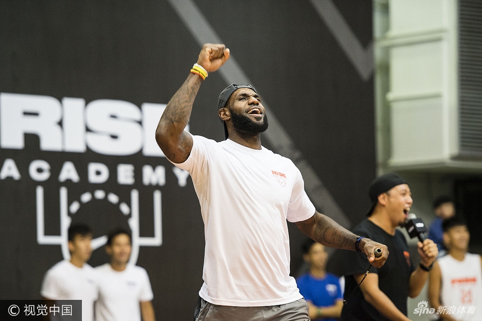 詹姆斯中国行香港站:赤膊上阵秀肌肉 送签名鞋_高清图集_新浪网