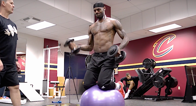 詹姆斯的别样半裸诱惑！这个三旬老汉的身材太性感了