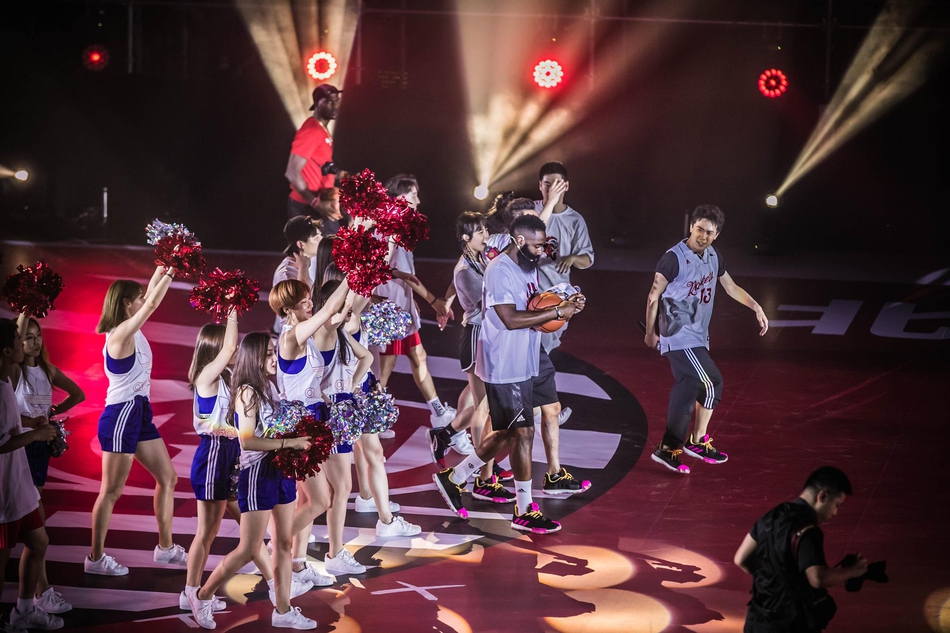 哈登中国行：化身京剧演员现场飙戏，被女拉拉队员众星捧月