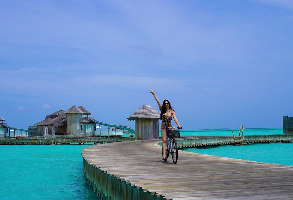 大帝宠妃真的美炸了!泳装杂志御用封面,这身材看着容易喷血